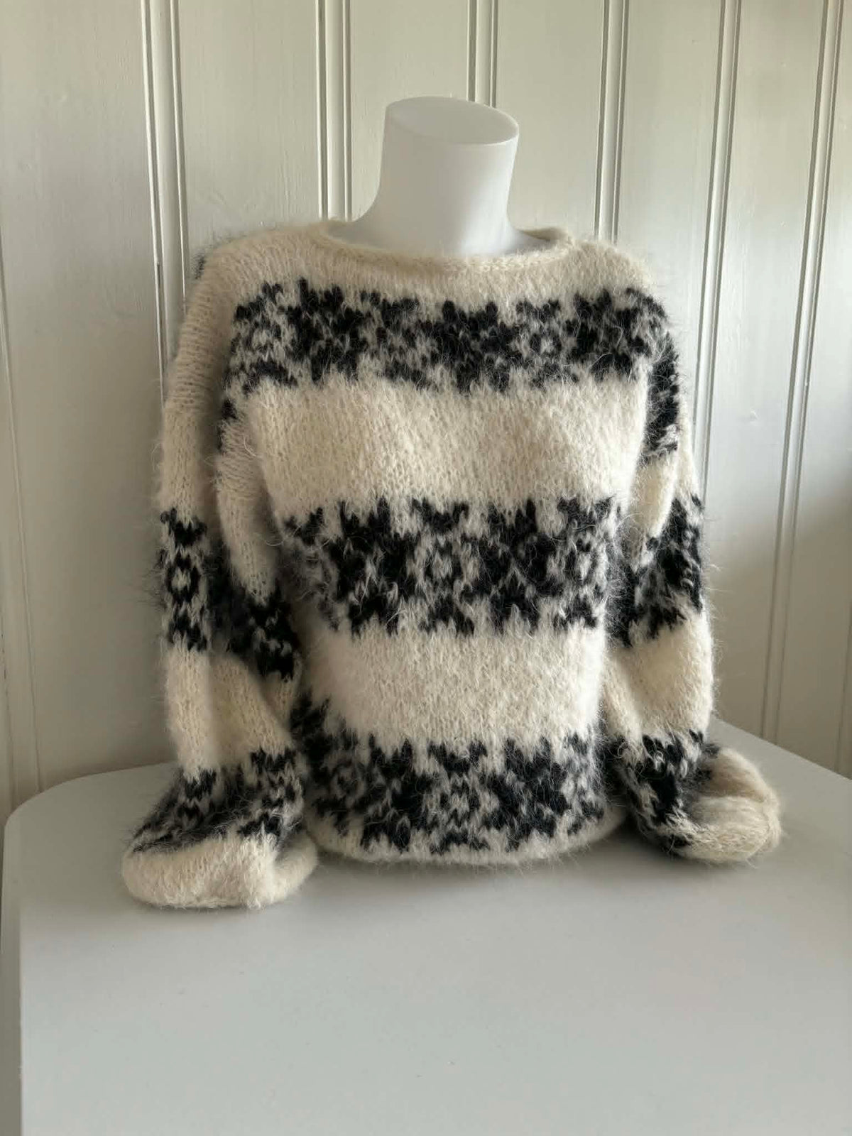 Vera Sweater Icord kanter frá Sandknit - Myrkabrún og ráhvít. Pappírsuppskrift. Onesize