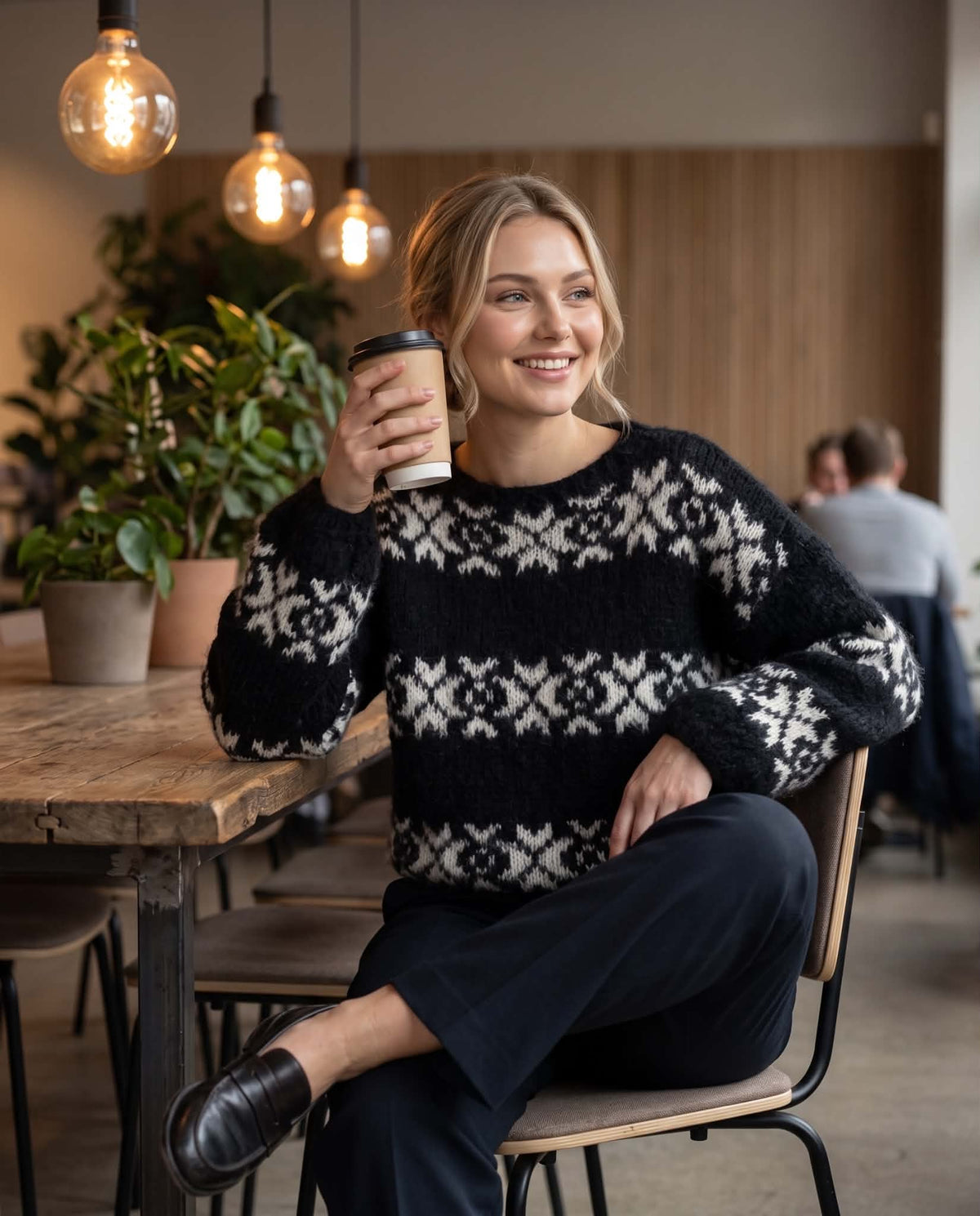 Vera Sweater I-cord kanter frá Sandknit - Onesize - Svartan botnlit og hvítar stjørnur (pappírmynstur)