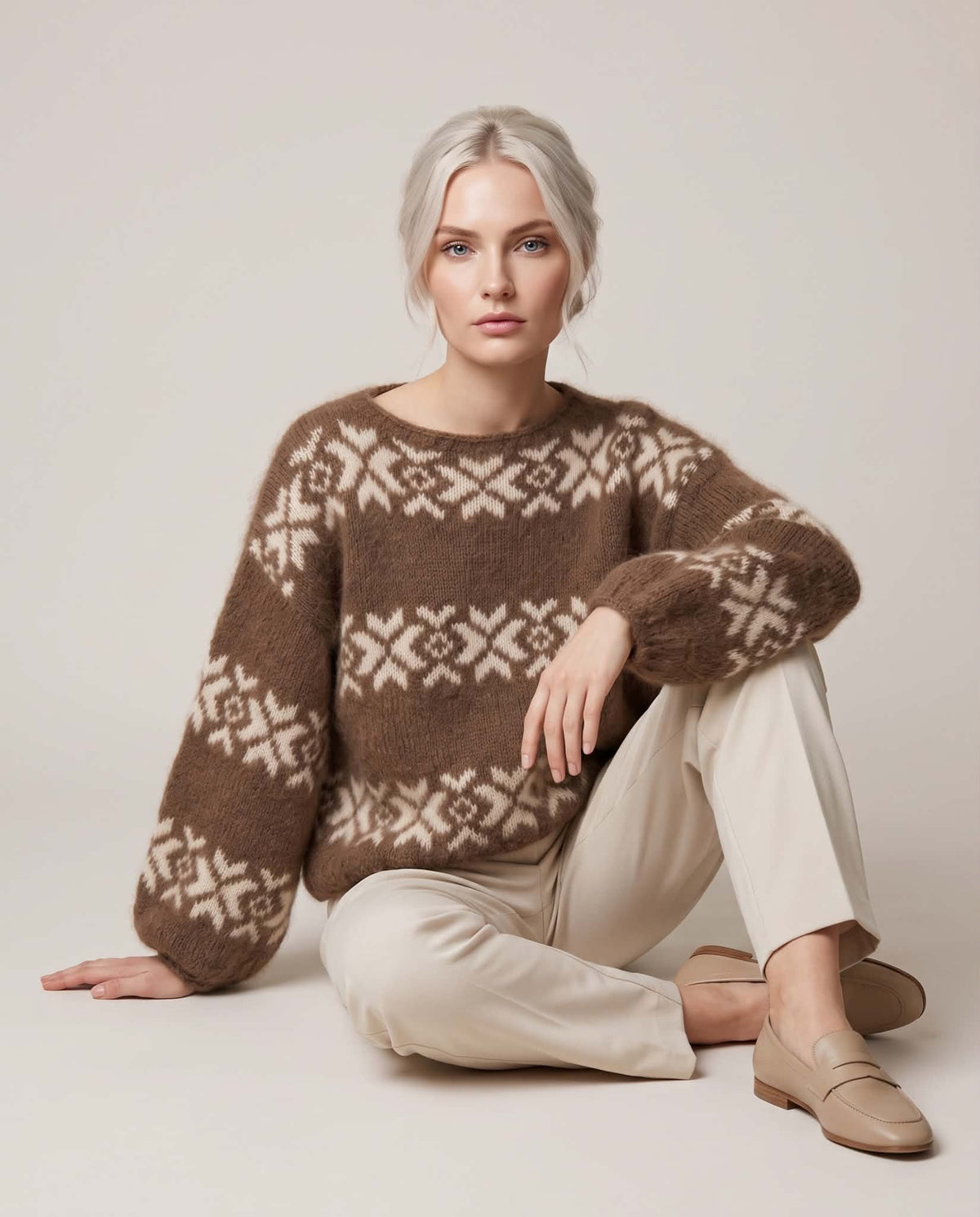 Vera Sweater Icord kanter frá Sandknit - Ljósabrún/Hvít - Pappíruppskrift. Onesize