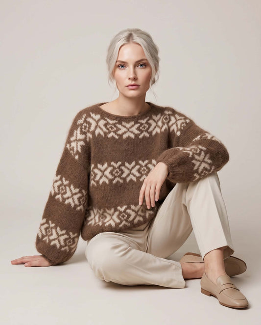 Vera Sweater Icord kanter frá Sandknit - Ljósabrún/Hvít - Pappíruppskrift. Onesize