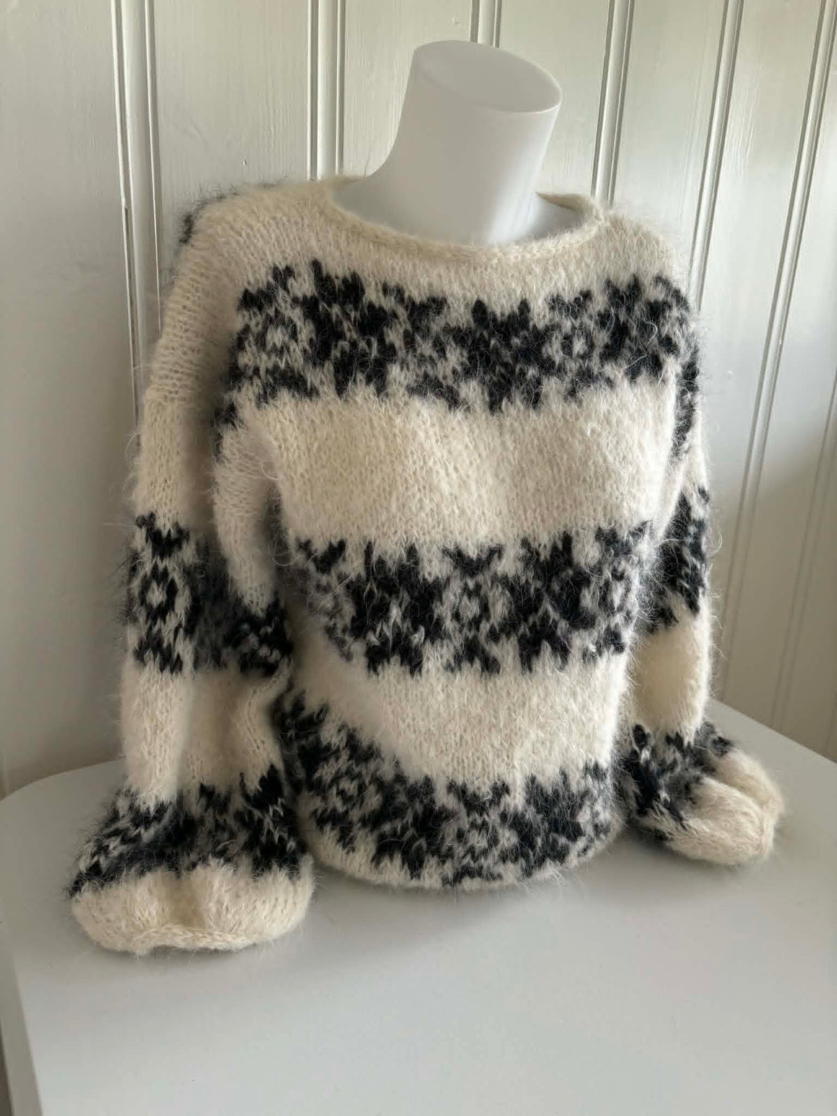 Vera Sweater I-cord kanter frá Sandknit - Onesize - Svartan botnlit og hvítar stjørnur (pappírmynstur)