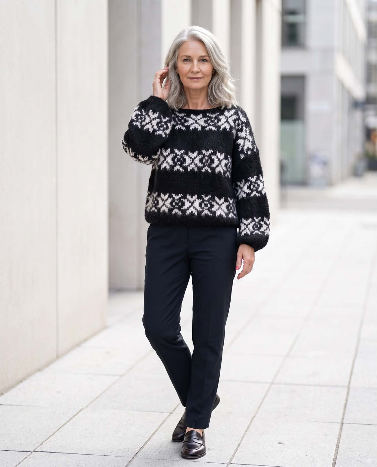 Vera Sweater I-cord kanter frá Sandknit - Onesize - Svartan botnlit og hvítar stjørnur (pappírmynstur)