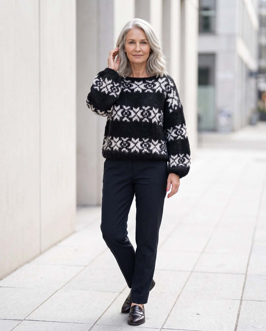 Vera Sweater I-cord kanter frá Sandknit - Onesize - Svartan botnlit og hvítar stjørnur (uttan mynstur. Mynstur til keyps á www.sandknit.dk)