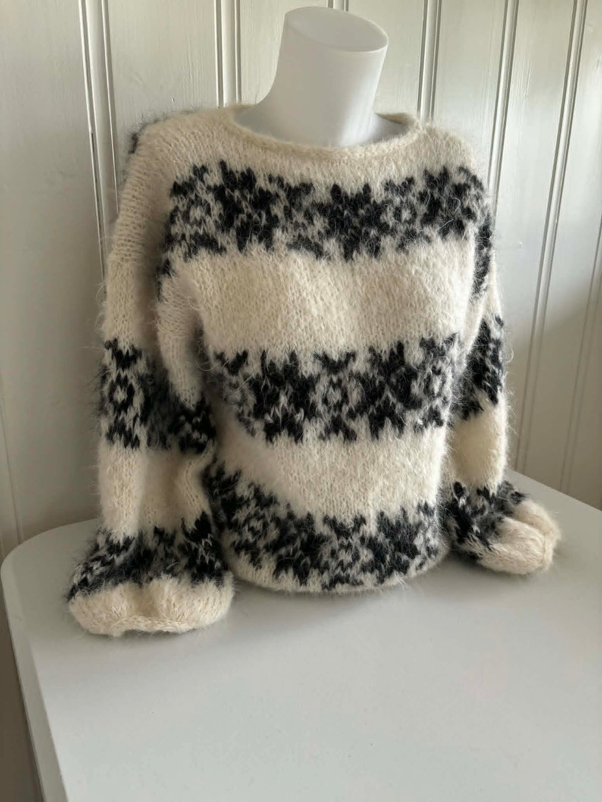 Vera Sweater I-cord kanter frá Sandknit- Onesize - Hvítan botnlit og svartar stjørnur (pappírmynstur).