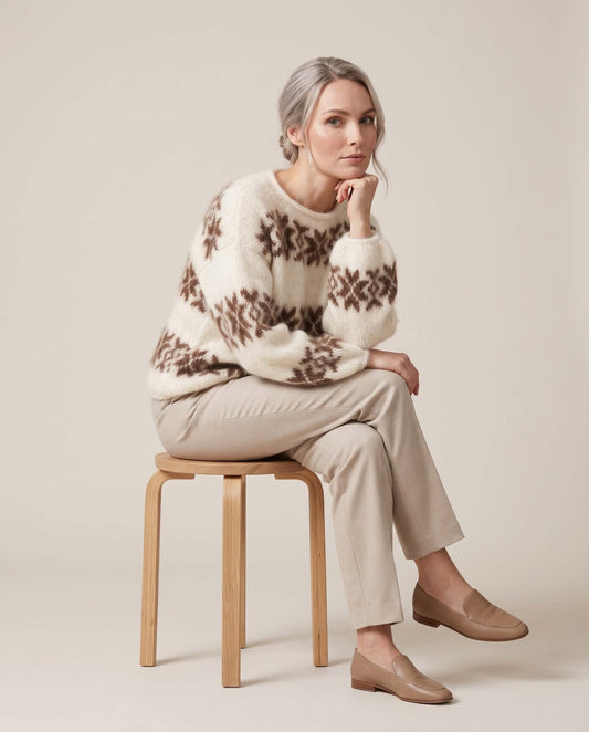 Vera Sweater Icord kanter frá Sandknit - Ráhvít og ljósabrún. Uttan uppskrift. Uppskrift kann keypast frá www.sandknit.dk. Onesize