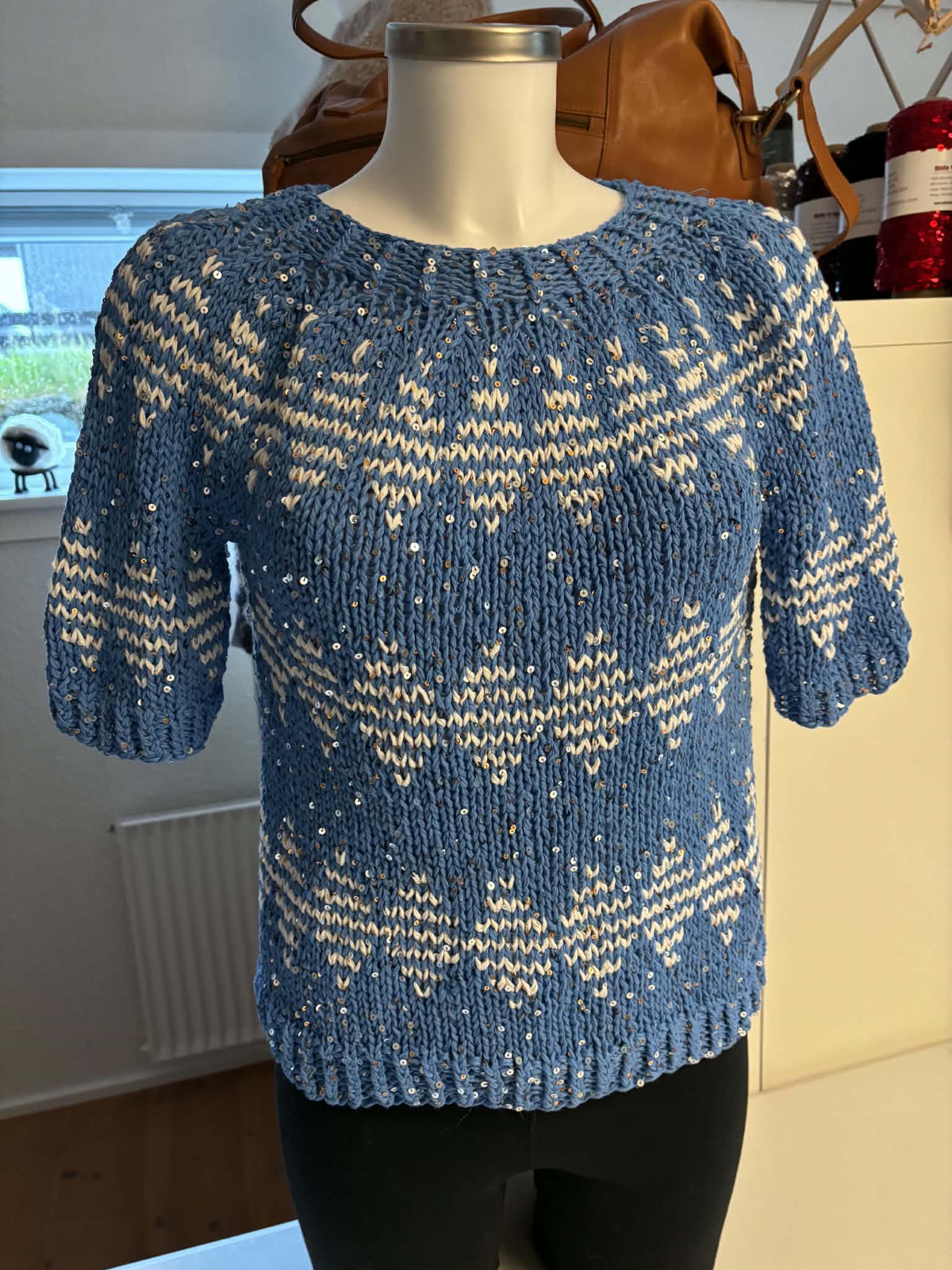 Queen of Diamonds - Medium - Hvítan botnlit og blátt mynstur