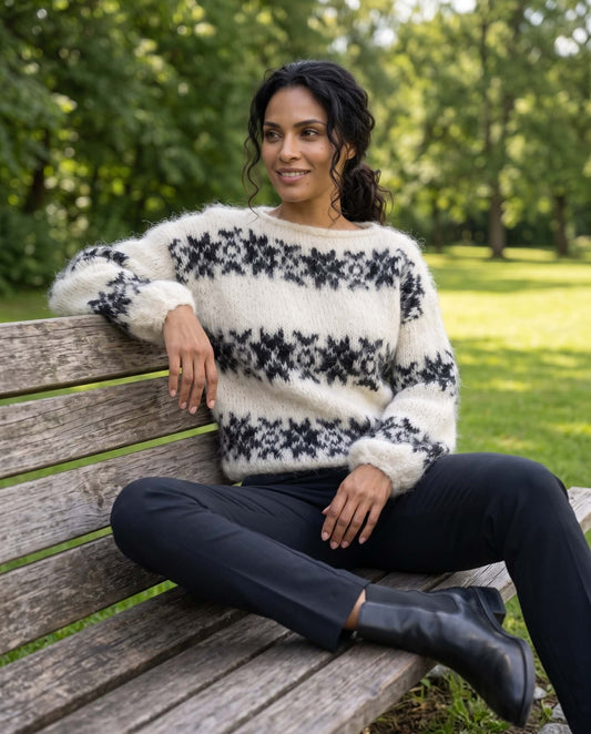 Vera Sweater I-cord kanter frá Sandknit - Onesize - Hvítan botnlit og svartar stjørnur (uttan mynstrur, www.sandknit.dk).