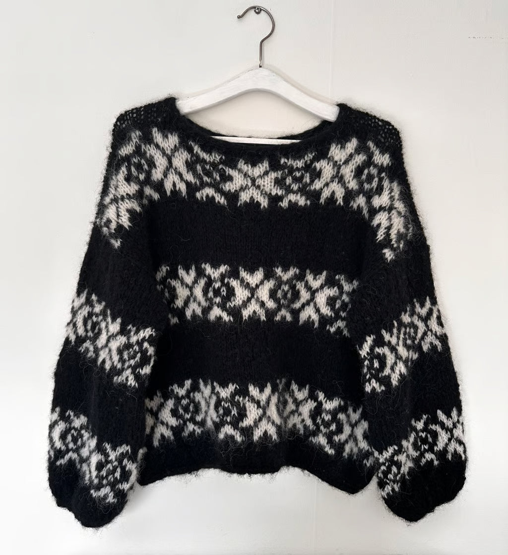 Vera Sweater I-cord kanter frá Sandknit - Onesize - Svartan botnlit og hvítar stjørnur (pappírmynstur)